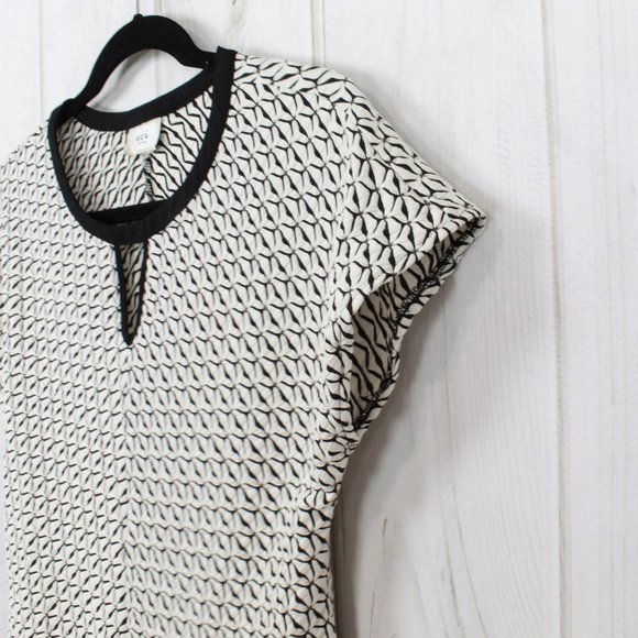 ECI New York Black Printed Cap Sleeves Keyhole Scoop Neck Blouse Top - Picture 8 of 9